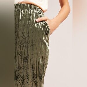 Anthropologie Ett:Twa Crushed Velvet Pull-On Crop Pants in Olive Green. Size XS
